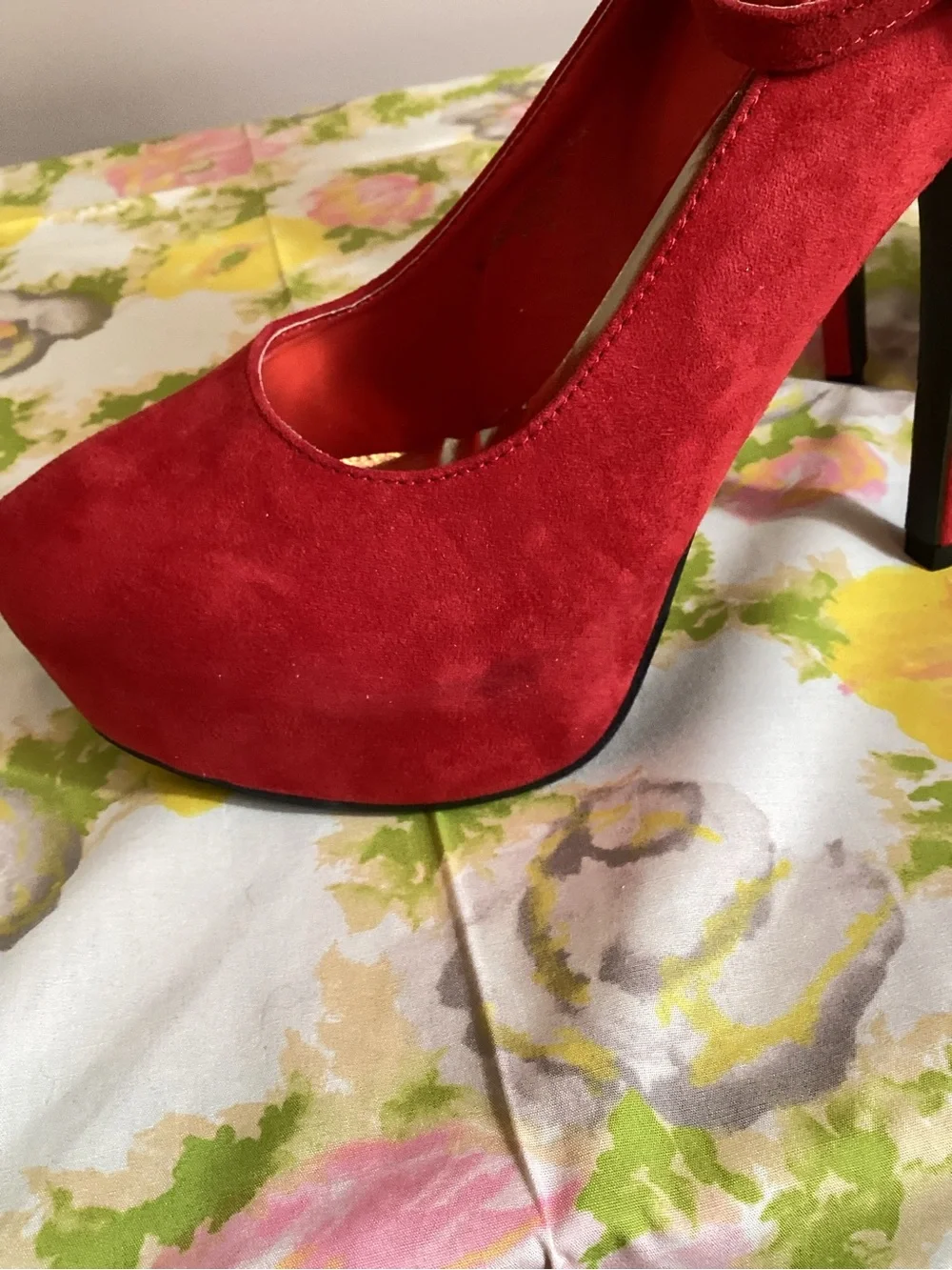 👠 Red Circle Red Faux Suede Platform Pumps with Ankle Strap | Size 8.5